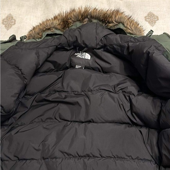 Men’s forest green North Face jacket model 600
Size:M excellent used condition - Picture 2 of 4